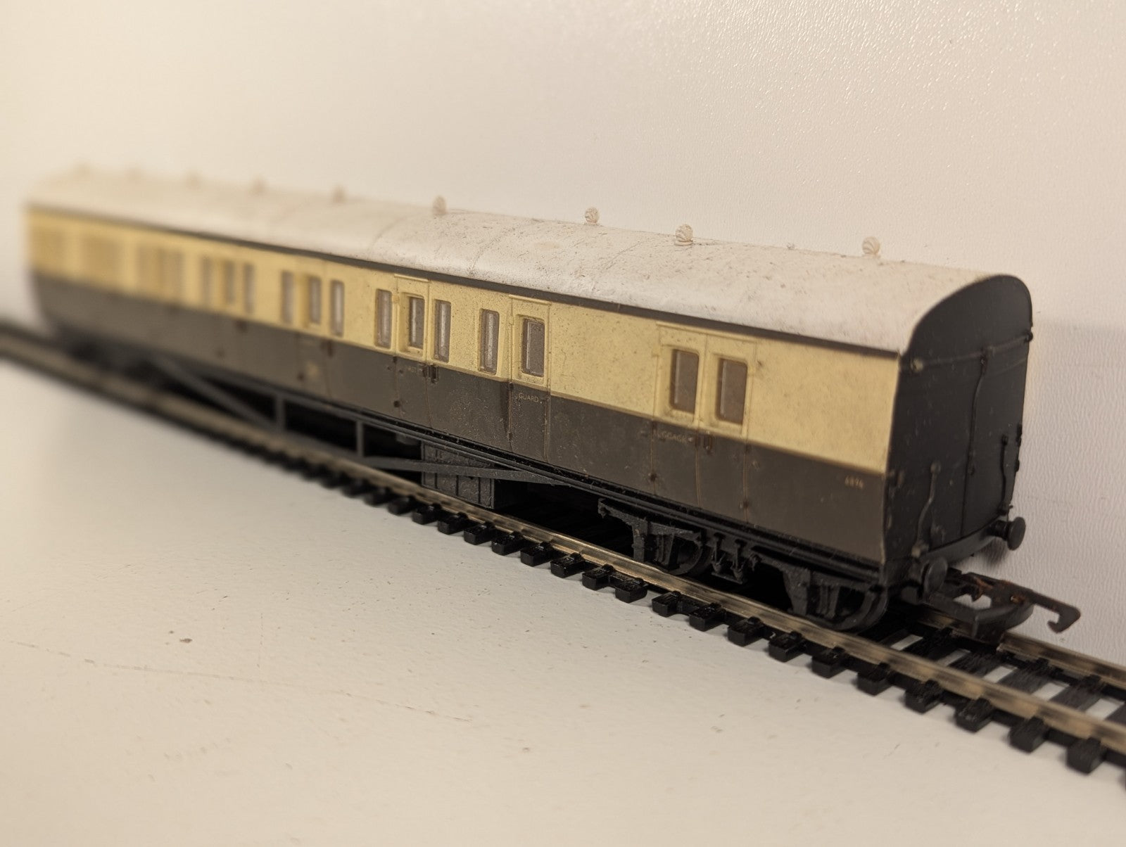 Mainline OO Gauge GWR Suburban Brake Coach Chocolate Cream