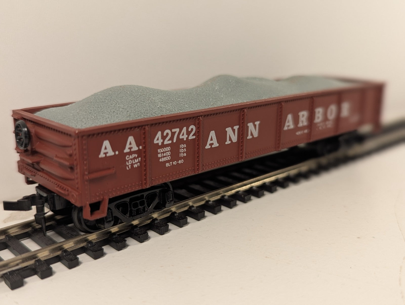 AHM HO Gauge Ann Arbor Gondola With Gravel Load