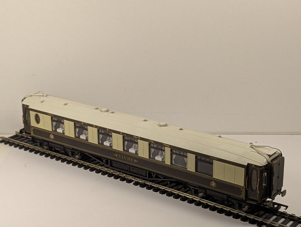 Hornby OO Gauge Pullman Parlour Car 'Niobe' Passenger Coach - Lights Up