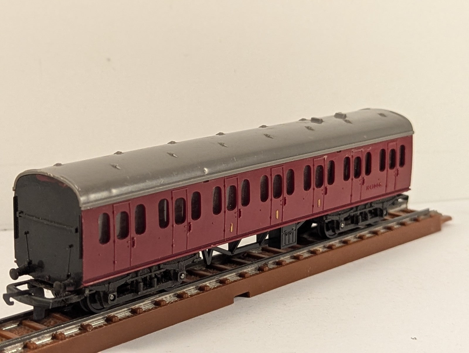 SKU: GR4848  Tri-ang TT Gauge BR Maroon Brake Second Coach Passenger Coach M3400