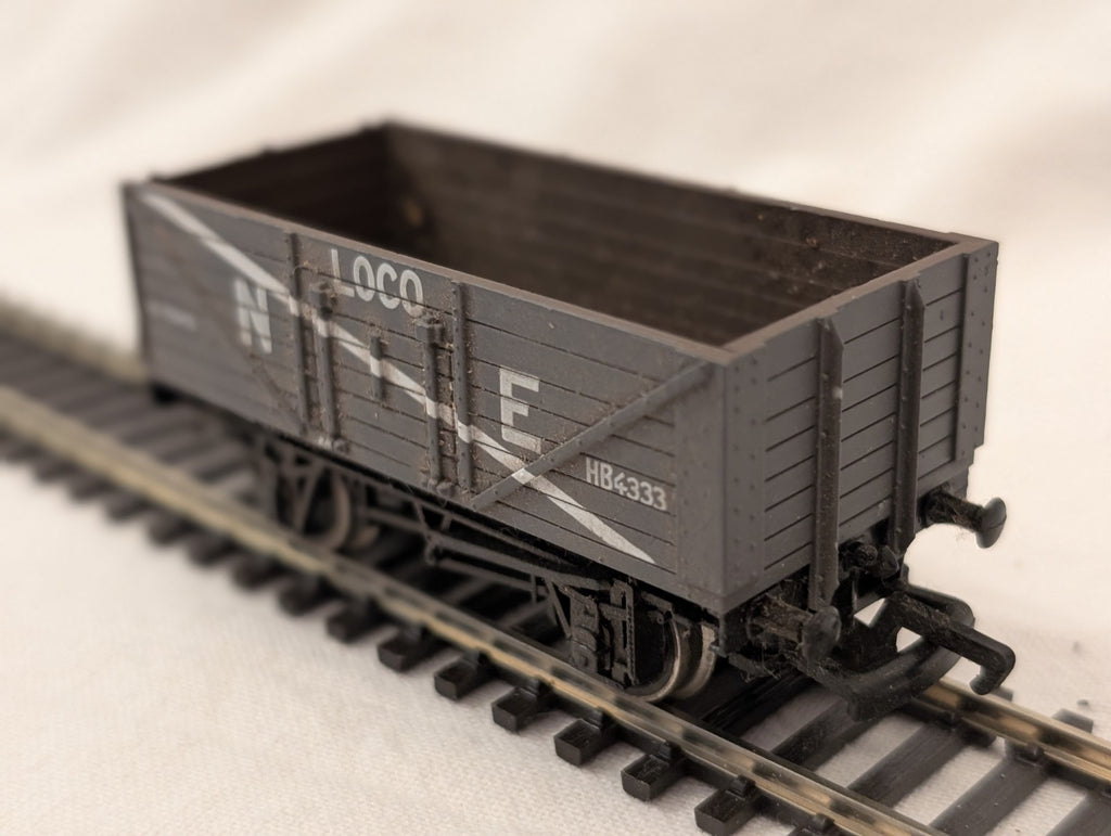 Mainline OO Gauge 37-126 7 Plank Wagon NE Loco Coal Grey