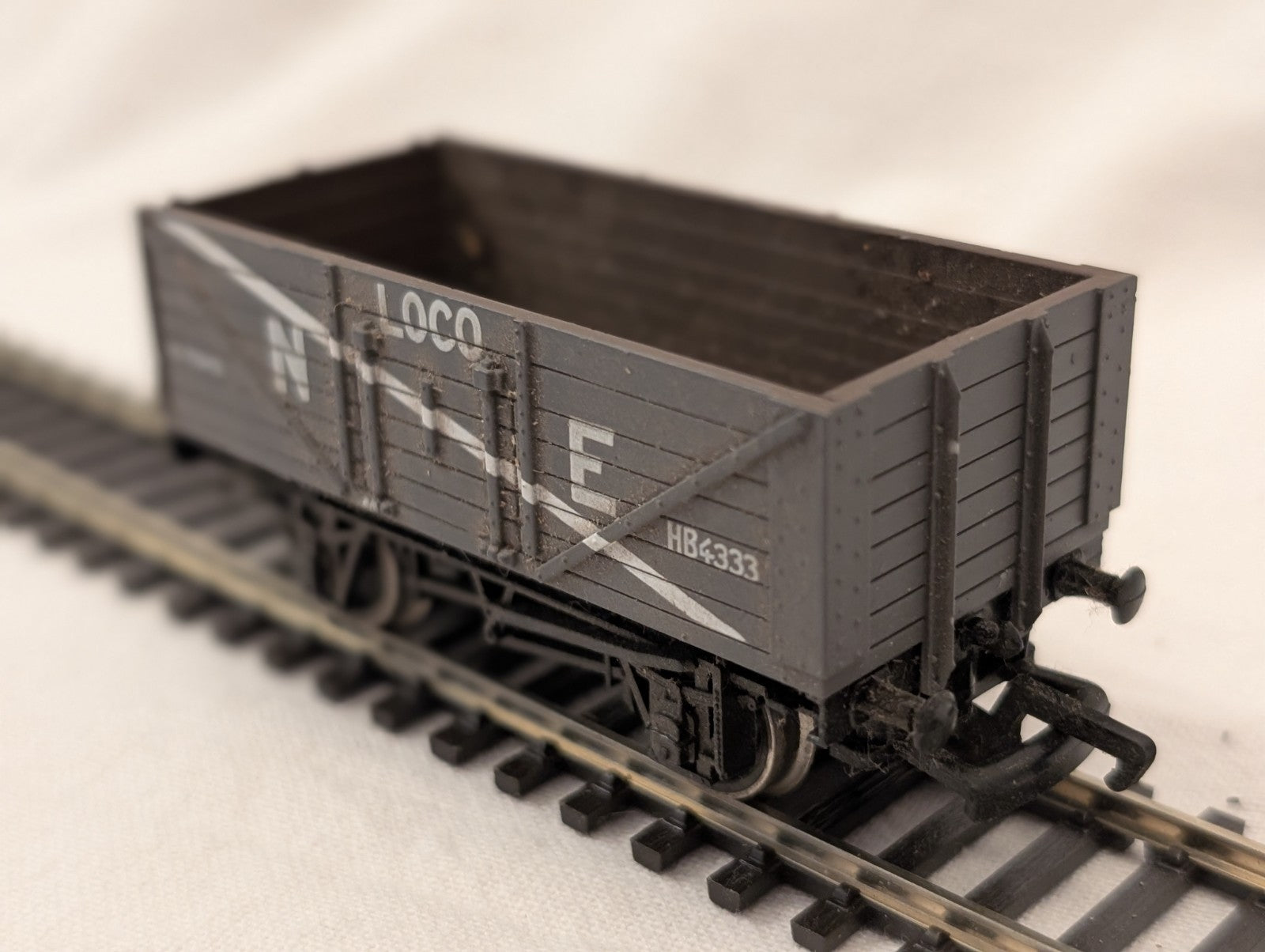 Mainline OO Gauge 37-126 7 Plank Wagon NE Loco Coal Grey