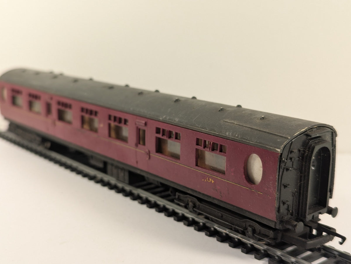 Tri-ang OO Gauge LMS Red Composite Corridor Coach