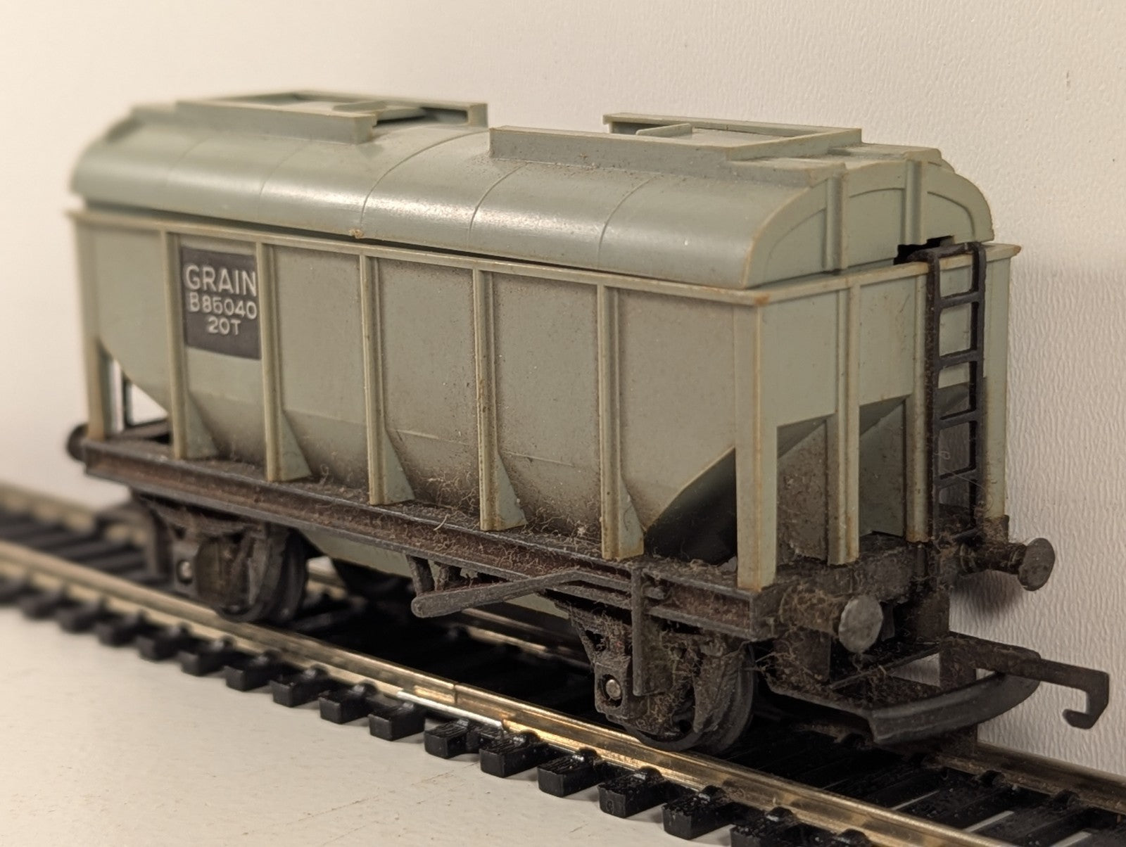 Tri-ang Hornby R215 OO Gauge Bulk Grain Wagon - Boxed