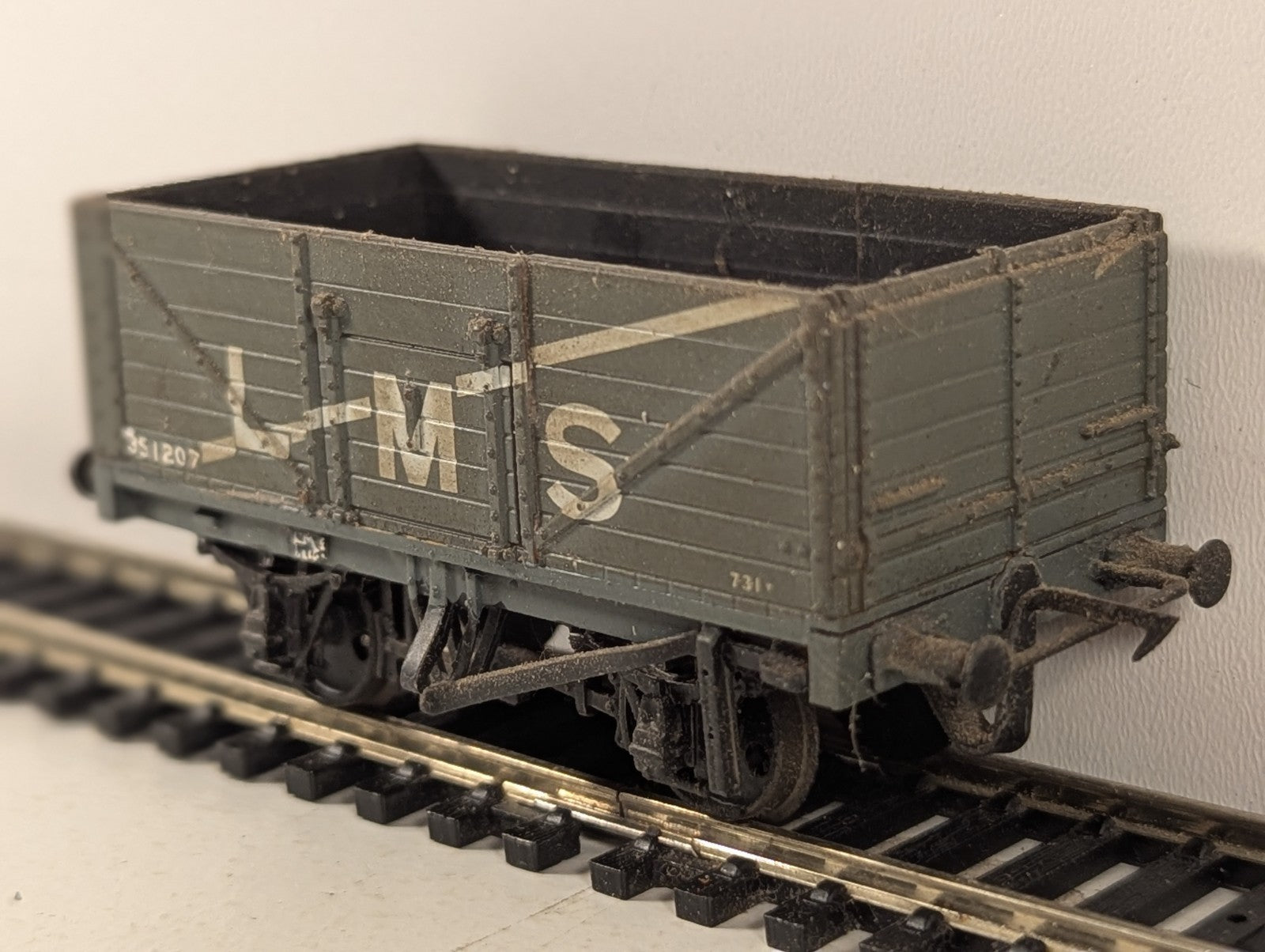 Kitbuilt OO Gauge LMS 7-Plank Mineral Wagon - Grey