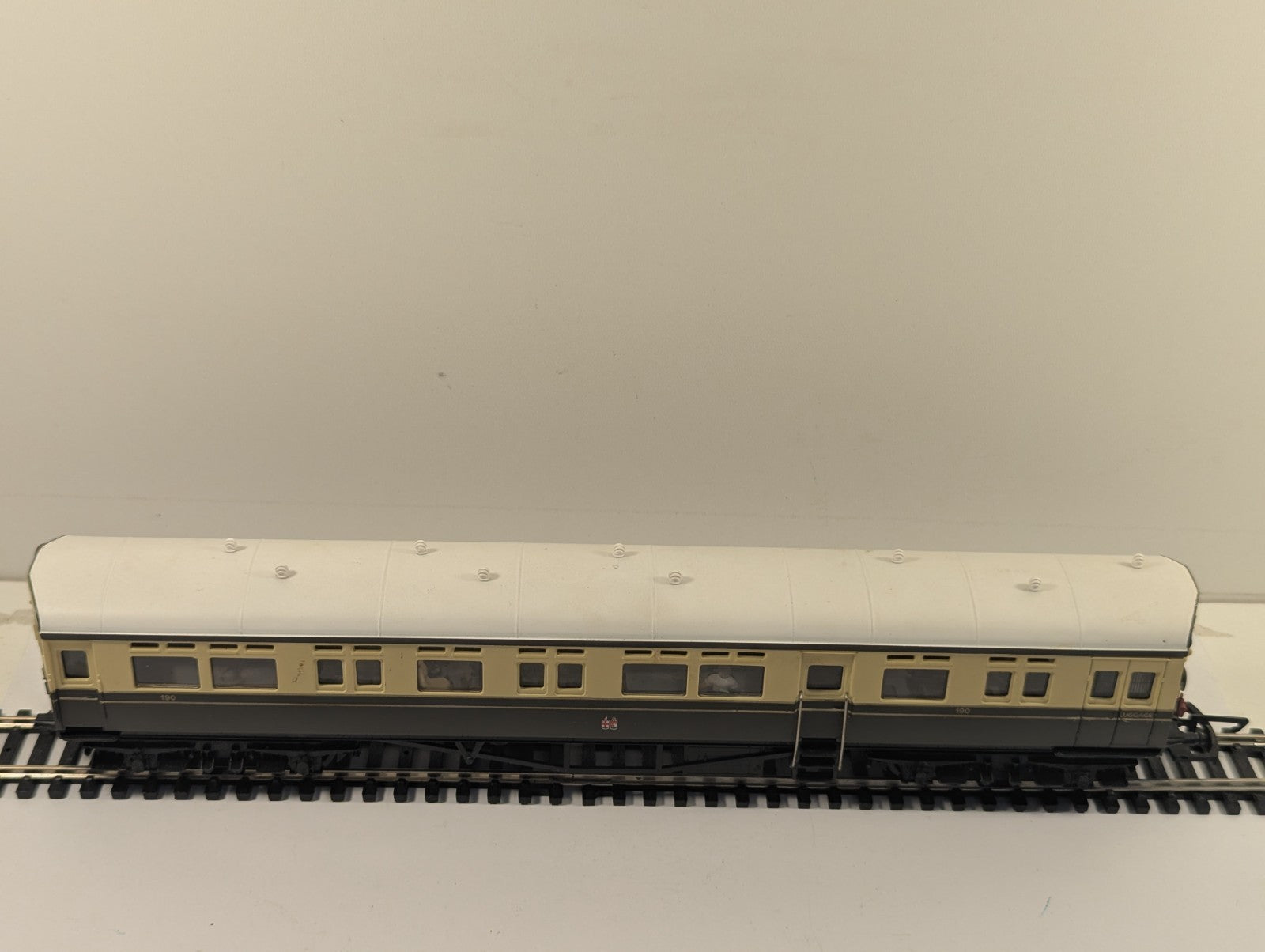 Hornby OO Gauge GWR Autocoach No. 190 - Missing Buffer