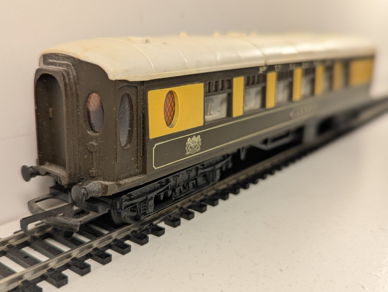 Tri-ang R228 OO Gauge 9-Inch Pullman 1st Class Parlour Coach "Anne"