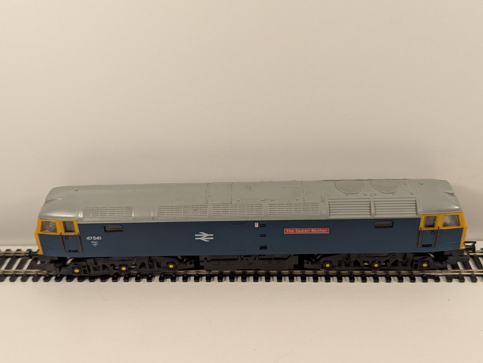 Hornby R319 OO Gauge Class 47 No. 47541 “The Queen Mother”
