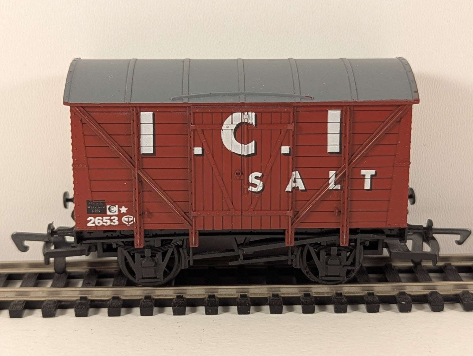 Dapol 10-Ton Ventilated Salt Wagon – “I.C.I. Salt” – 2653 OO Gauge