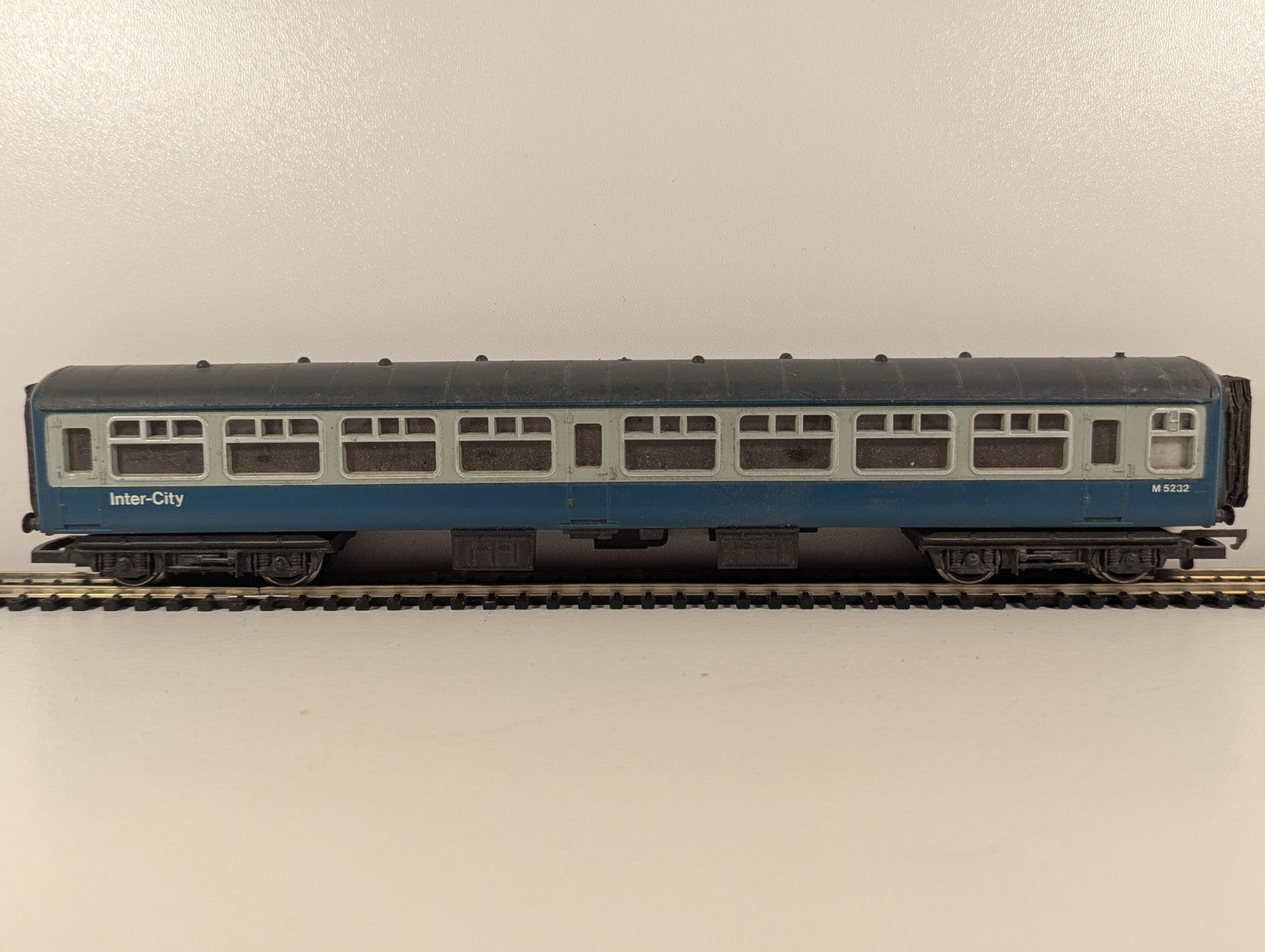 Hornby OO Gauge BR Mk2 InterCity composite Coach