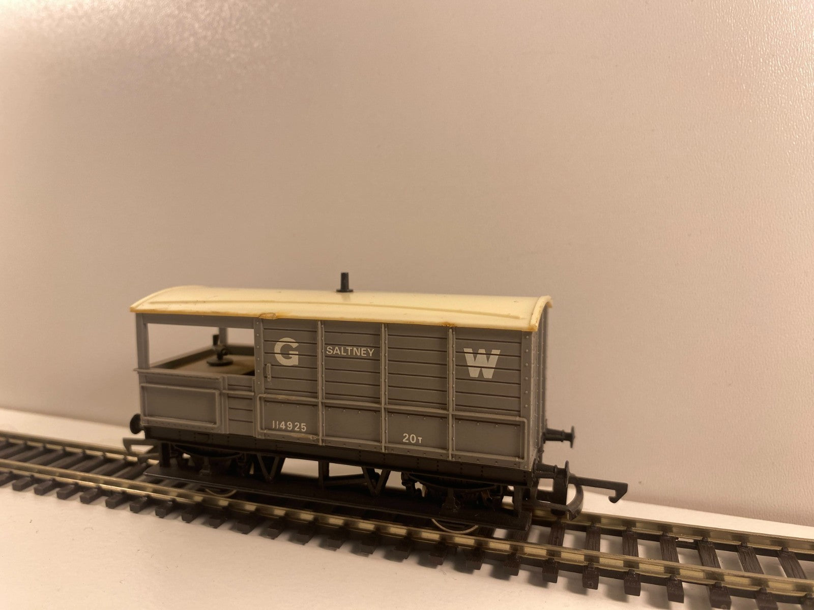 Hornby R018 GWR 20-Ton “Toad” Brake Van No. 114925 “SALTNEY” – OO Gauge