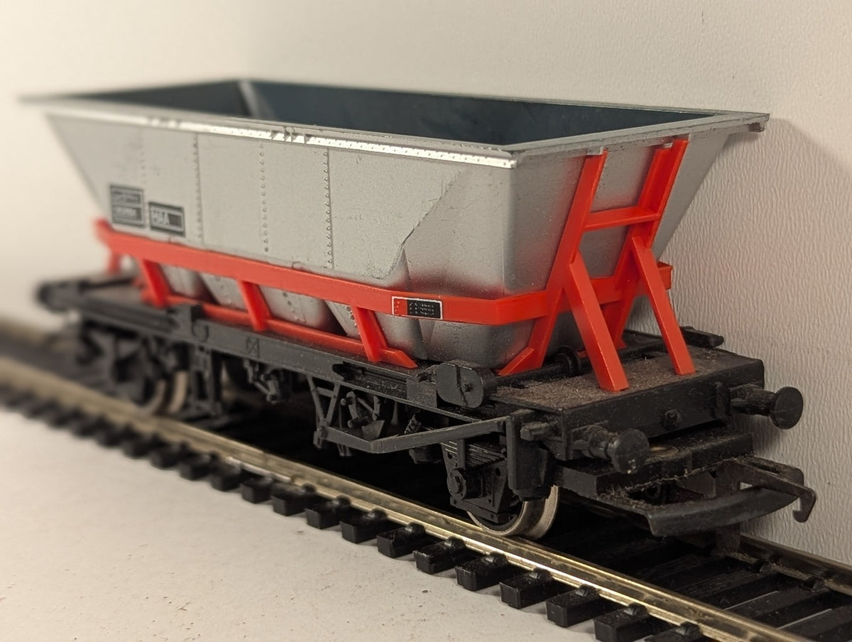 Hornby OO Gauge HAA Hopper Wagon Goods Wagon 352556 BR Silver and Red R235