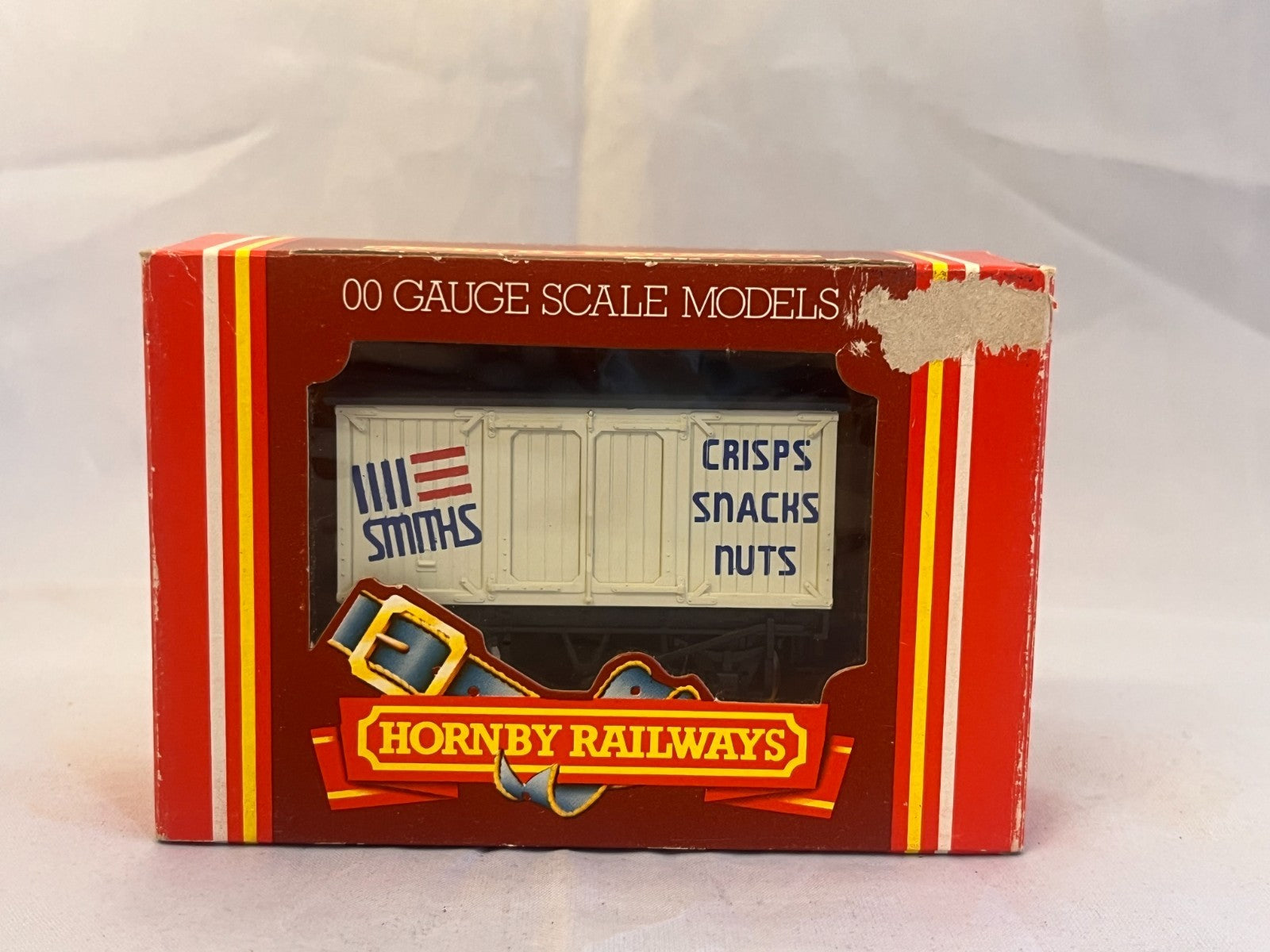 Hornby OO Gauge Smiths Crisps Closed Wagon Boxed