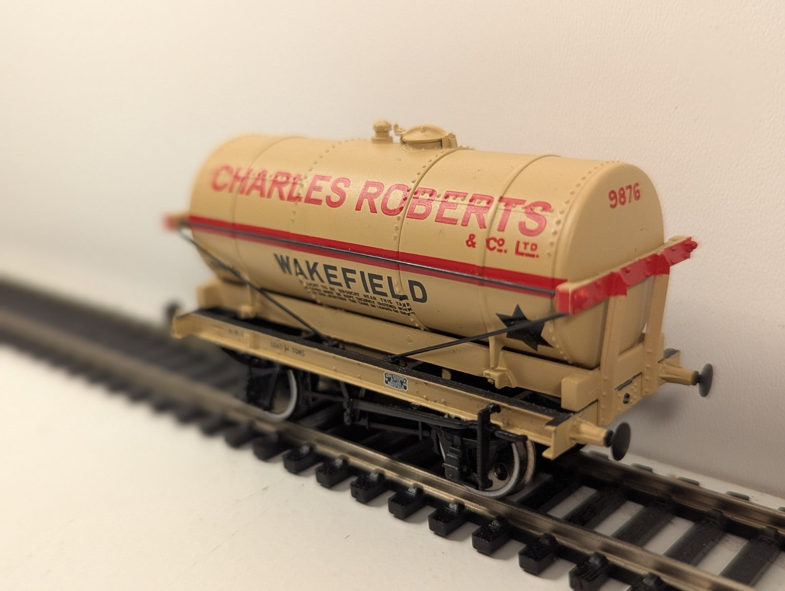 Bachmann 37-650K OO Gauge 14T Tank Wagon Charles Roberts Wakefield