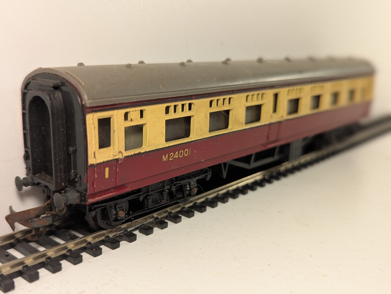 Tri-ang OO Gauge BR Mainline Composite Coach Passenger Coach M24001