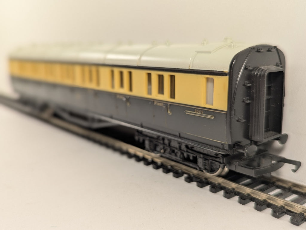 Hornby OO Gauge GWR Composite Coach Passenger Coach 6024 GWR Chocolate and Cream