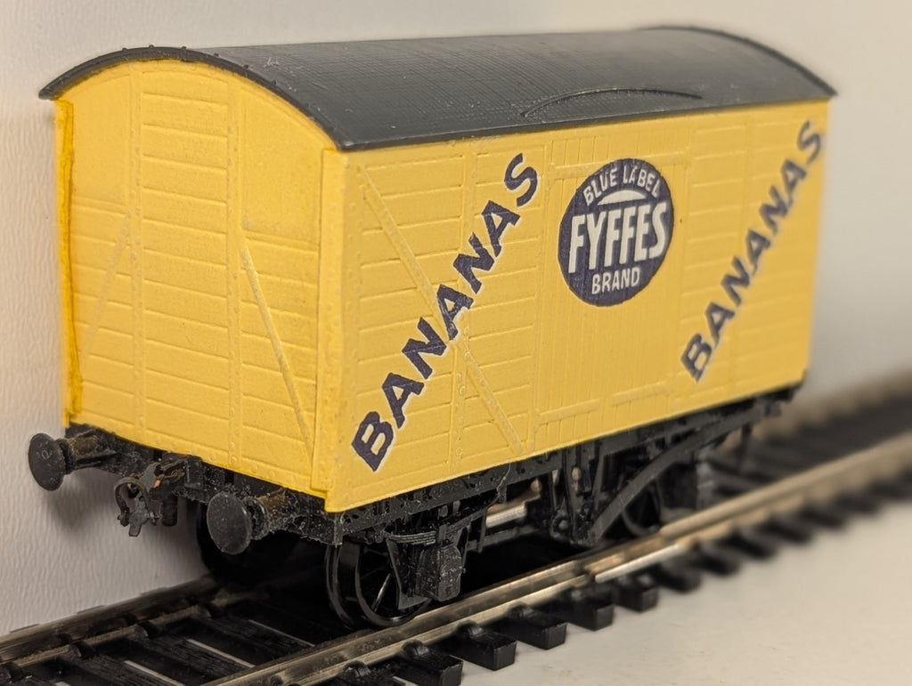 Peco OO Gauge Fyffes Bananas Van - Missing Couplings