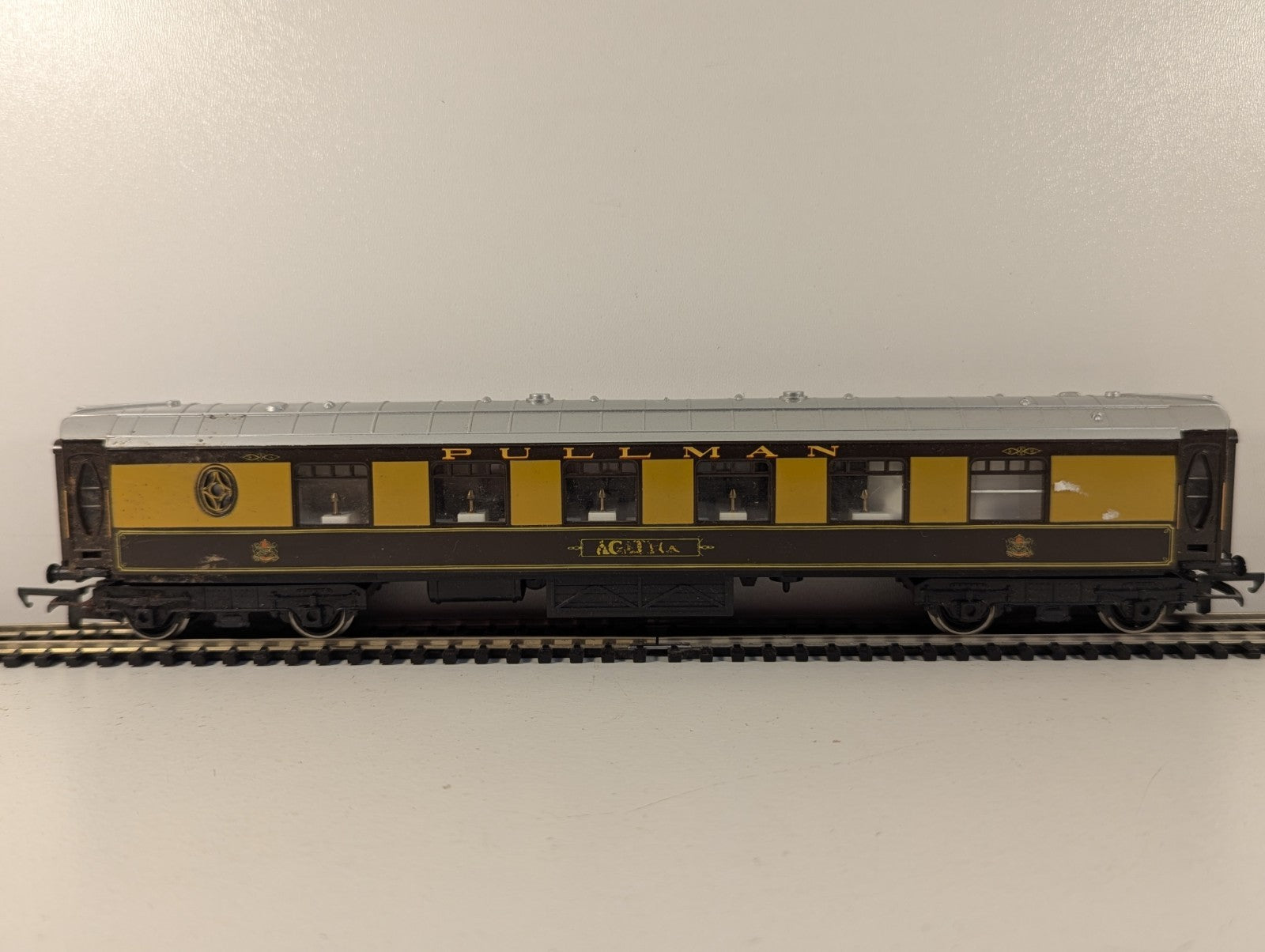 Hornby R223 OO Gauge Pullman First Class Parlour Car "Agatha"