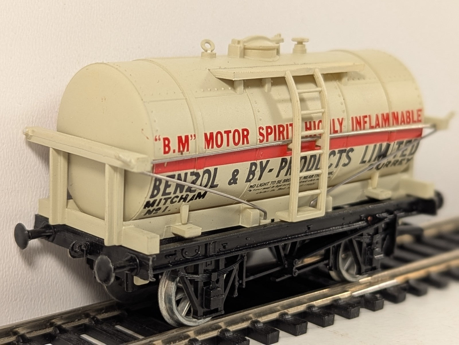Dapol OO Gauge White Benzol & By-Products Limited 12 Ton Tank Wagon
