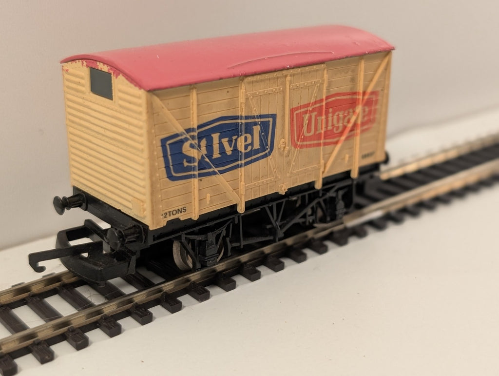 Lima 305604 OO Gauge St Ivel Unigate 20t Corrugated End Van