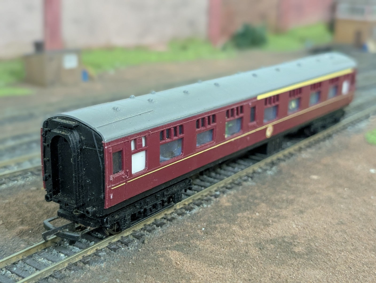 Hornby Tri-ang R382-15865 Composite Coach BR Maroon Unnumbered OO Gauge