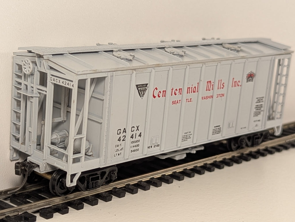 Walthers 39ft Single-Bay Airslide Covered Hopper – Centennial Mills Inc. #42414