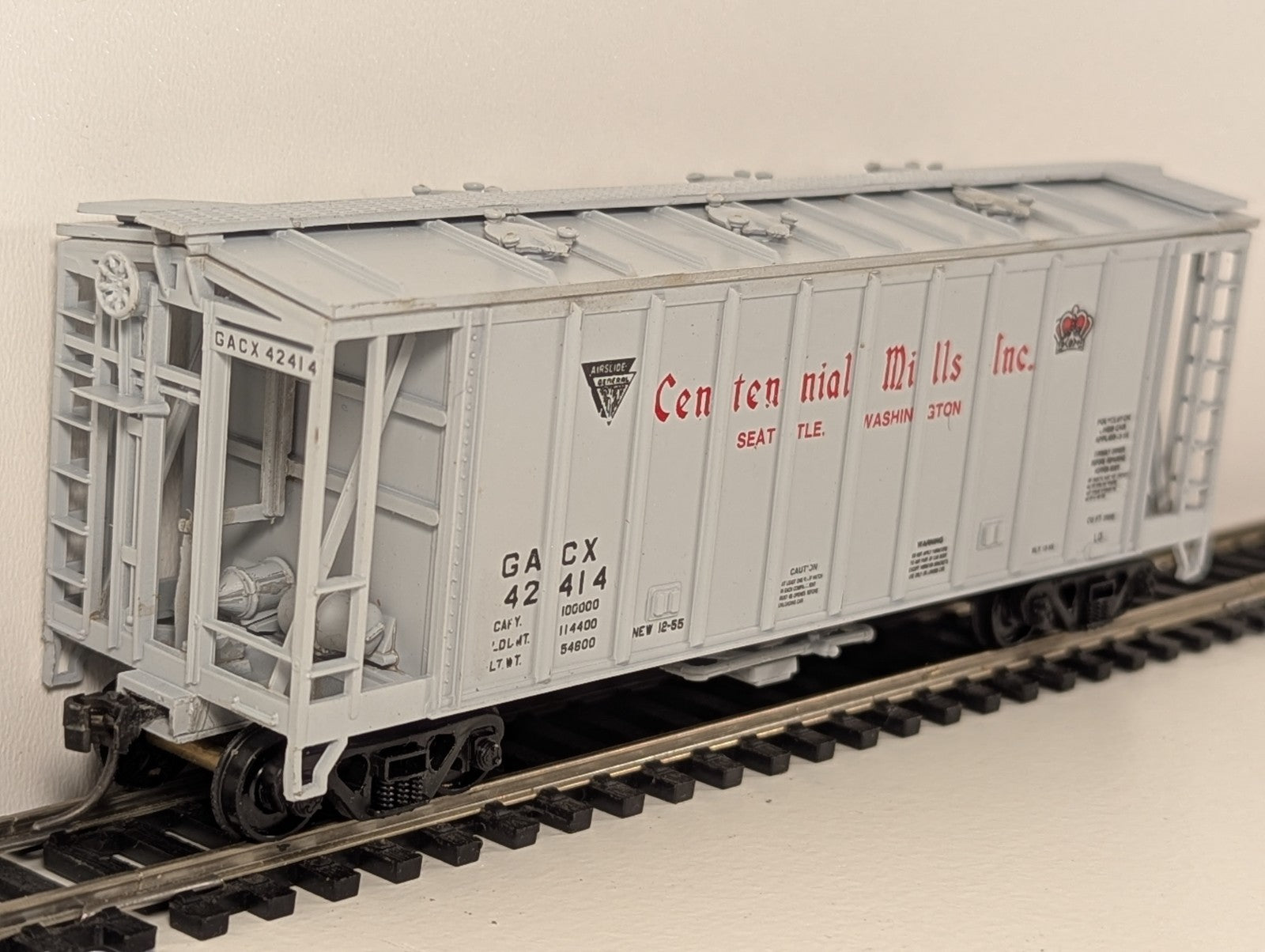 Walthers 39ft Single-Bay Airslide Covered Hopper – Centennial Mills Inc. #42414