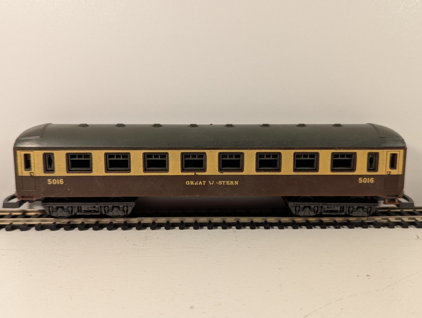 Lima HO Gauge GWR Chocolate & Cream Passenger Coach