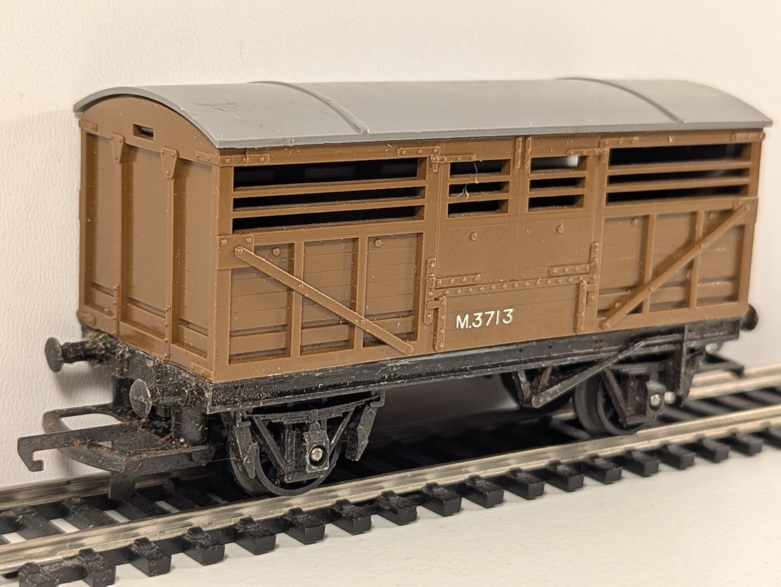 Tri-ang Hornby R122 BR 12-Ton Cattle Wagon – OO Gauge
