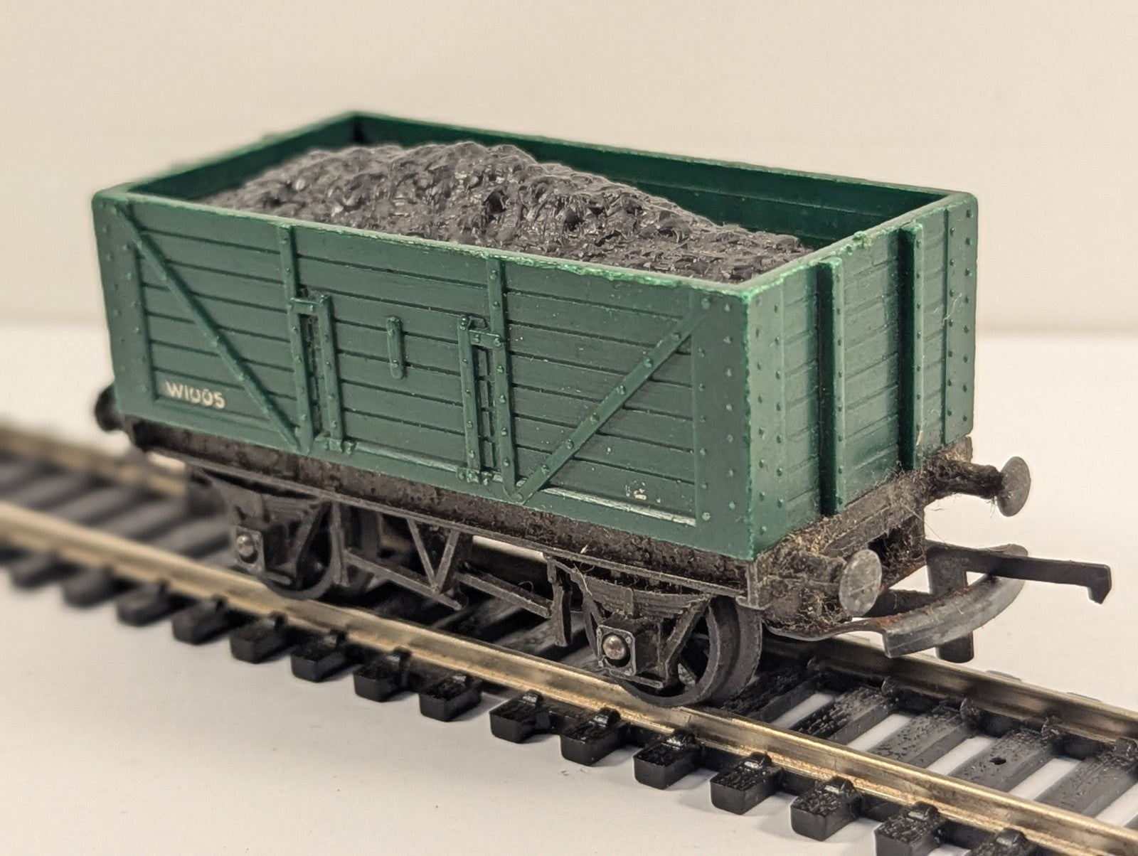 Tri-ang OO Gauge R10/13 5-Plank Open Wagon with Coal Load Green