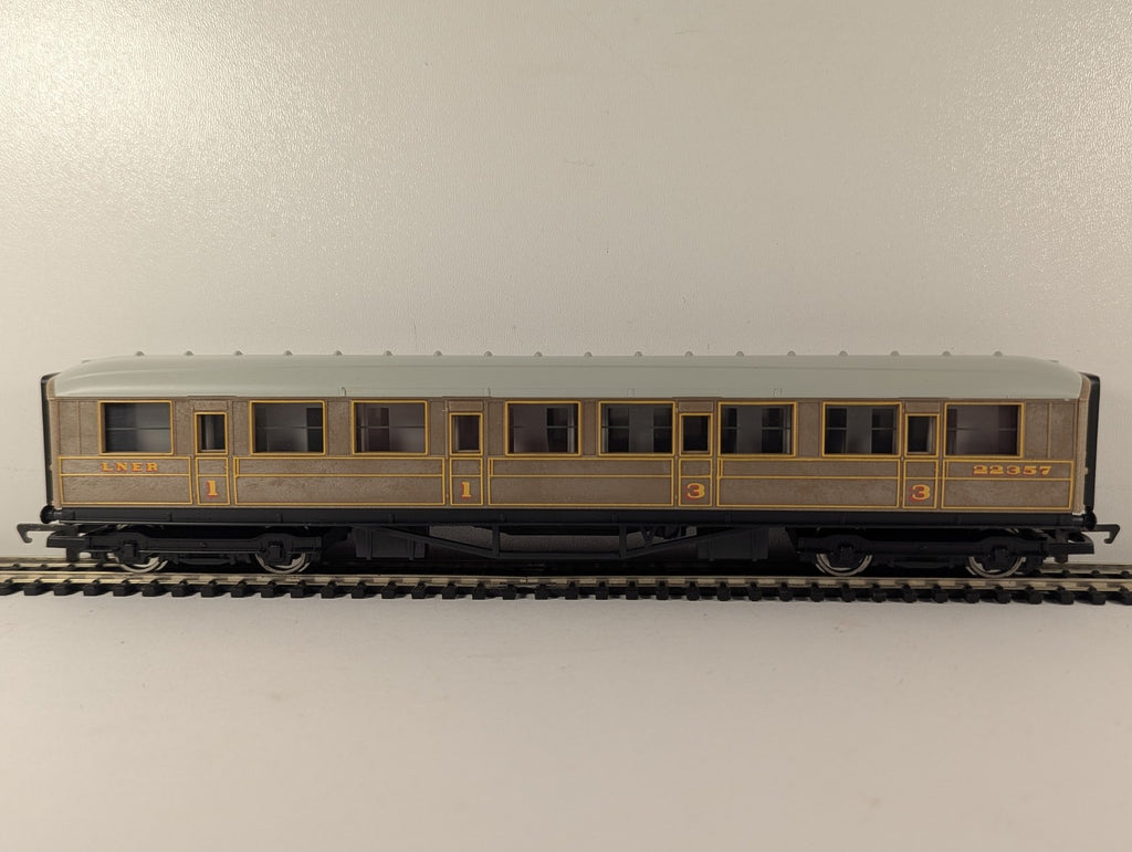 Hornby OO Gauge LNER Teak Composite Coach Passenger Coach 22357 R477