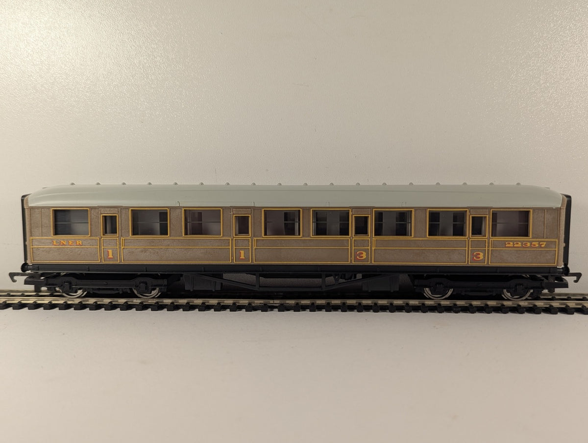 Hornby OO Gauge LNER Teak Composite Coach Passenger Coach 22357 R477