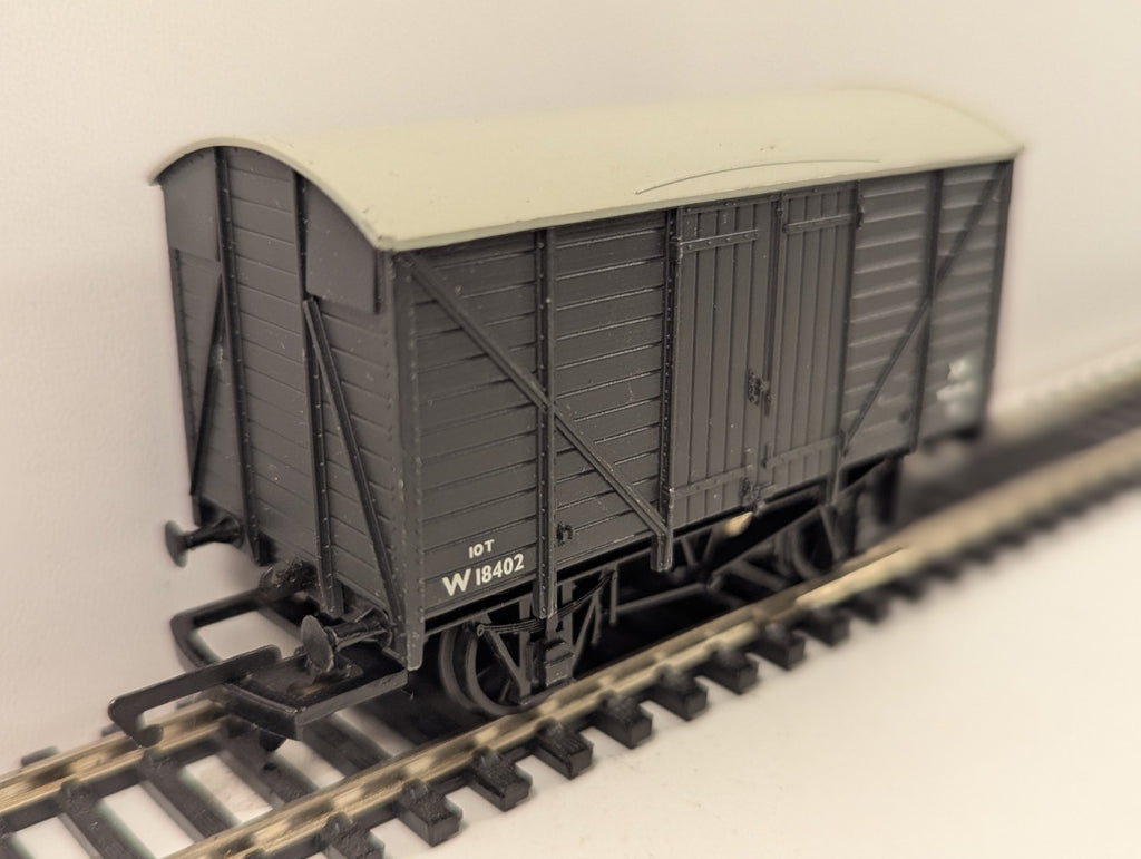 Hornby R2669 OO 12t Double Vent Van BR Grey W18402