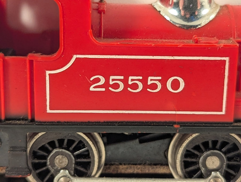 Tri-ang OO Gauge 0-4-0 Industrial Tank Steam Locomotive 25550 Lined Red R.355