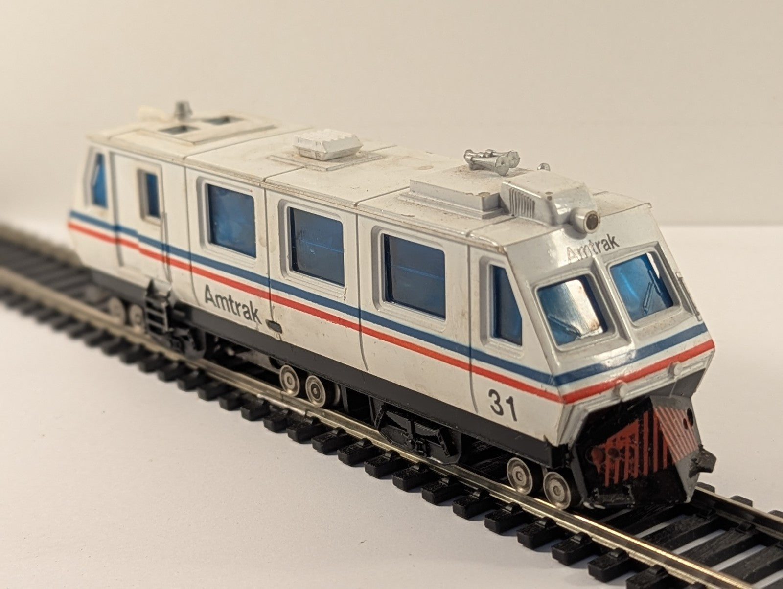 Bachmann HO Scale Amtrak Plasser EM80C Track Cleaner Poor Runner