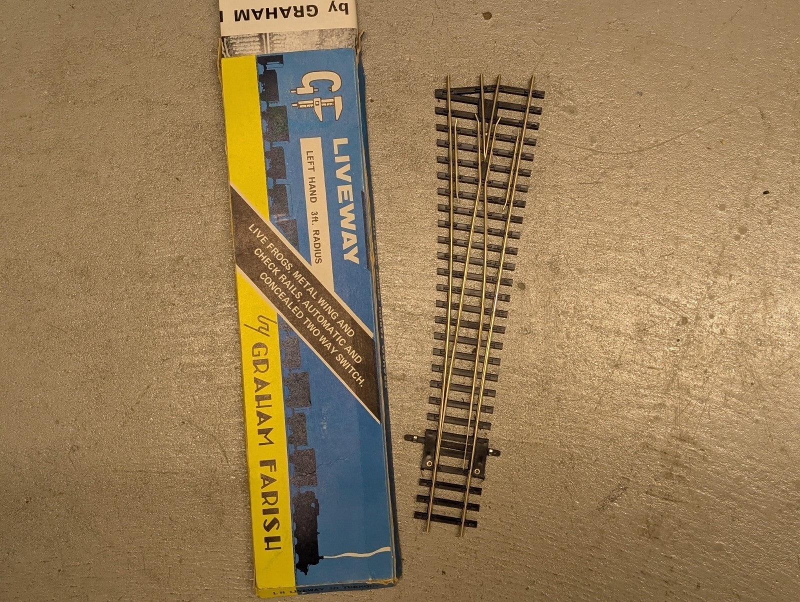 Graham Farish Liveway Left Hand 3ft. Radius Concealed Two Way Switch