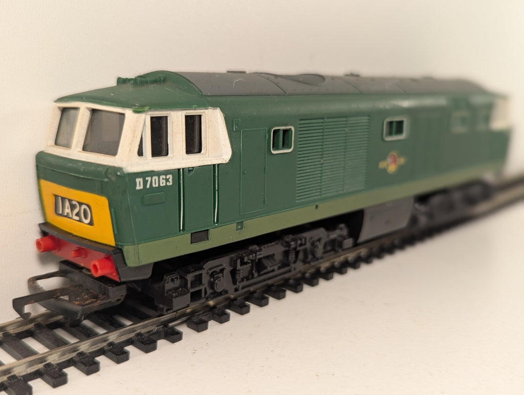 Hornby  R.758 OO Gauge Class 35 Hymek Locomotive D7063 BR Green