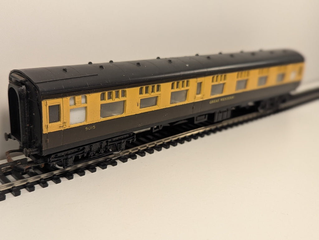Hornby OO Gauge GWR Corridor Composite Coach 5015
