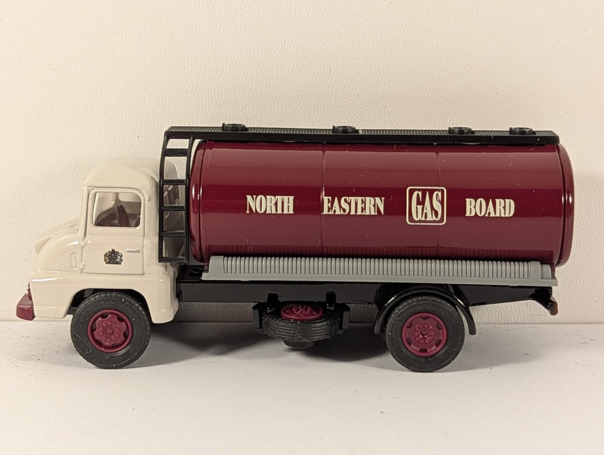 Vanguards VA9000 Ford Thames Trader Tanker – North Eastern Gas – 1:64 Scale