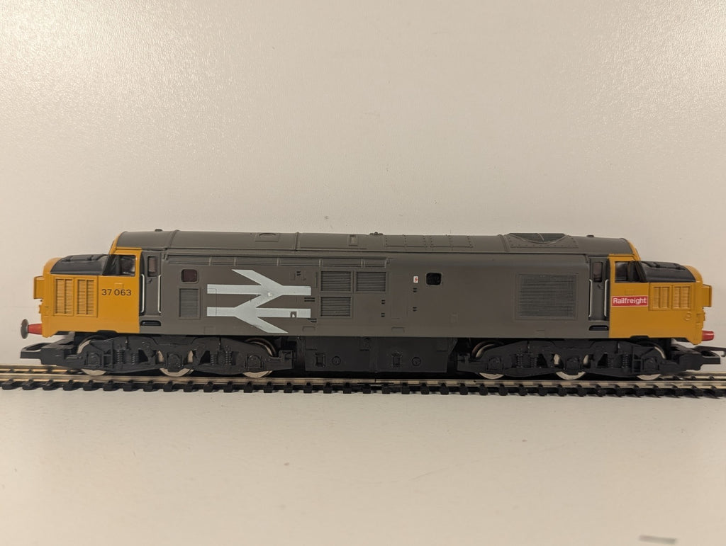 Hornby OO Gauge Class 37 Locomotive 37063 BR Railfreight Grey R075