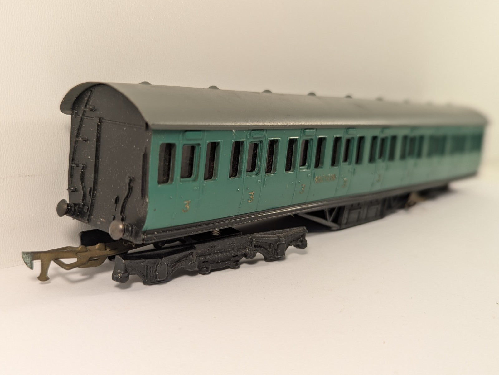 Graham Farish OO Gauge Southern Railway Green Third Class Coach - Boxed