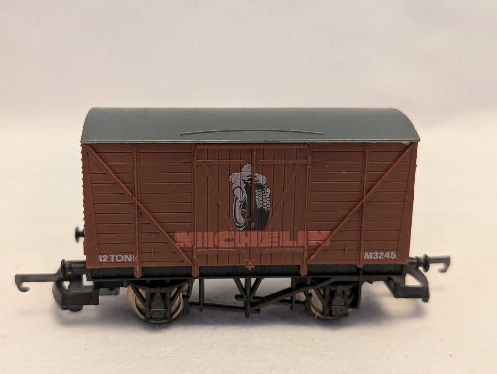 Lima OO Gauge 12 Ton Box Van Goods Wagon M3245 Michelin
