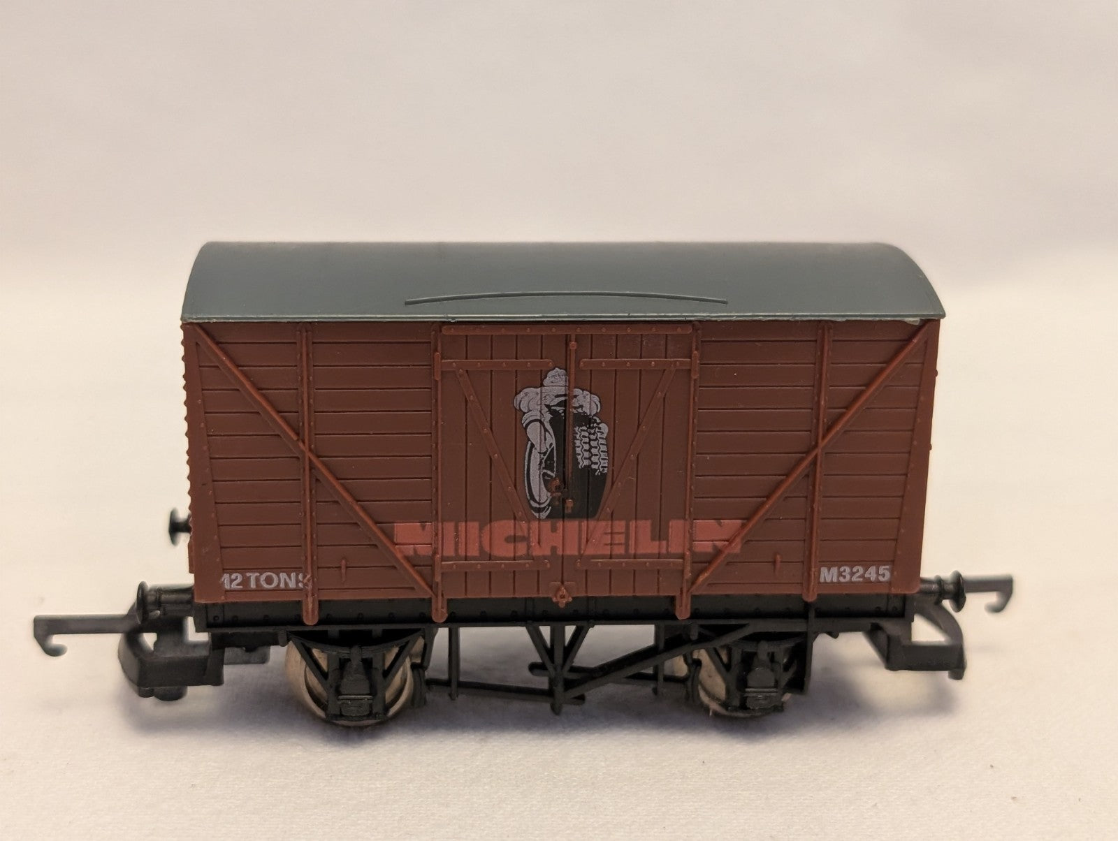 Lima OO Gauge 12 Ton Box Van Goods Wagon M3245 Michelin