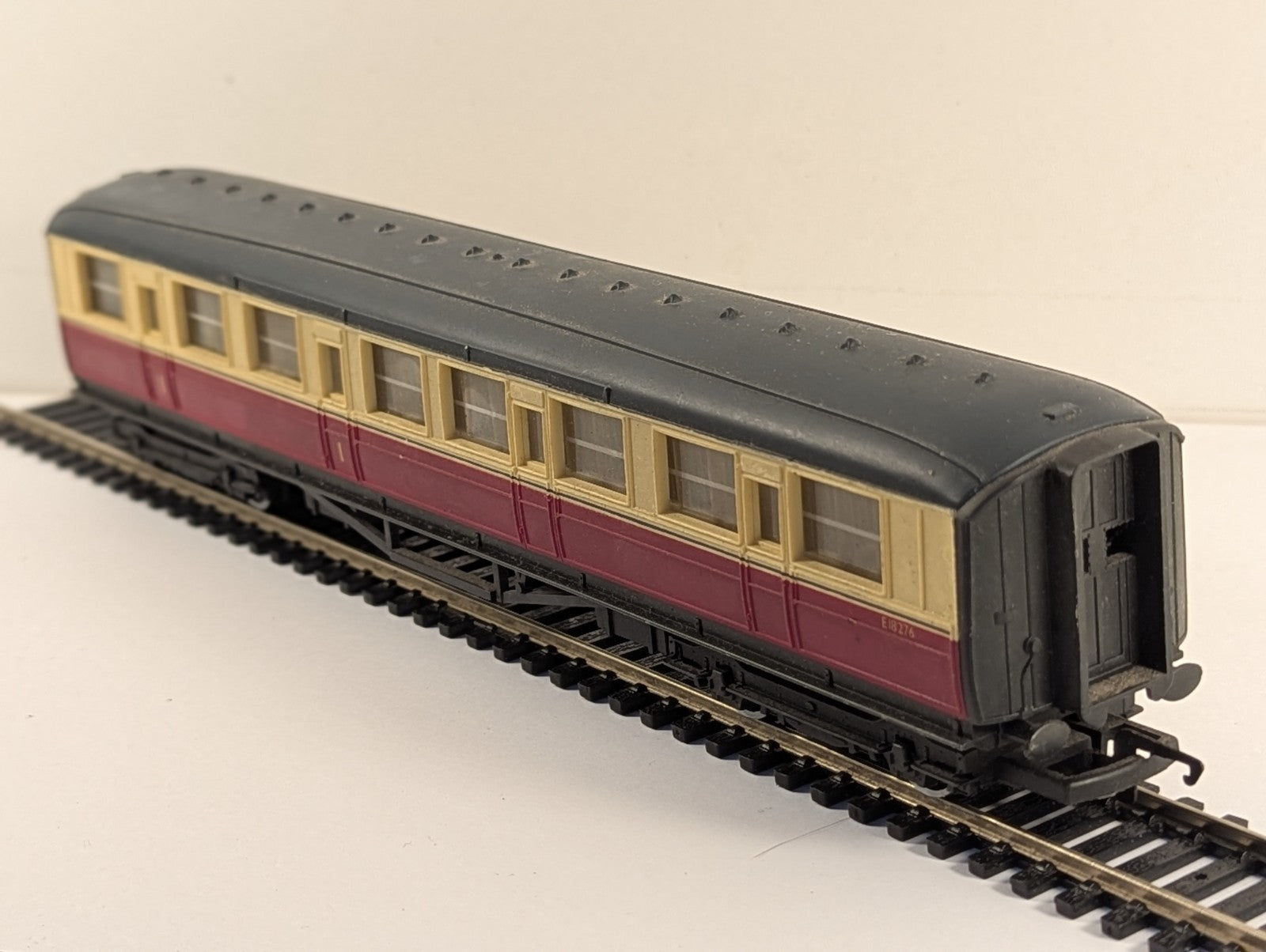 Hornby OO Gauge R937 BR Gresley Composite Coach Crimson and Cream E18276