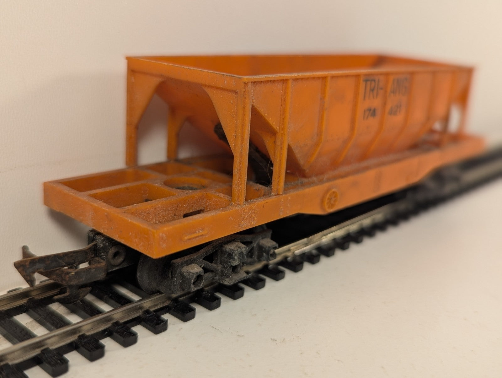 Tri-ang Railways R111 Operating Hopper Car Orange OO Gauge