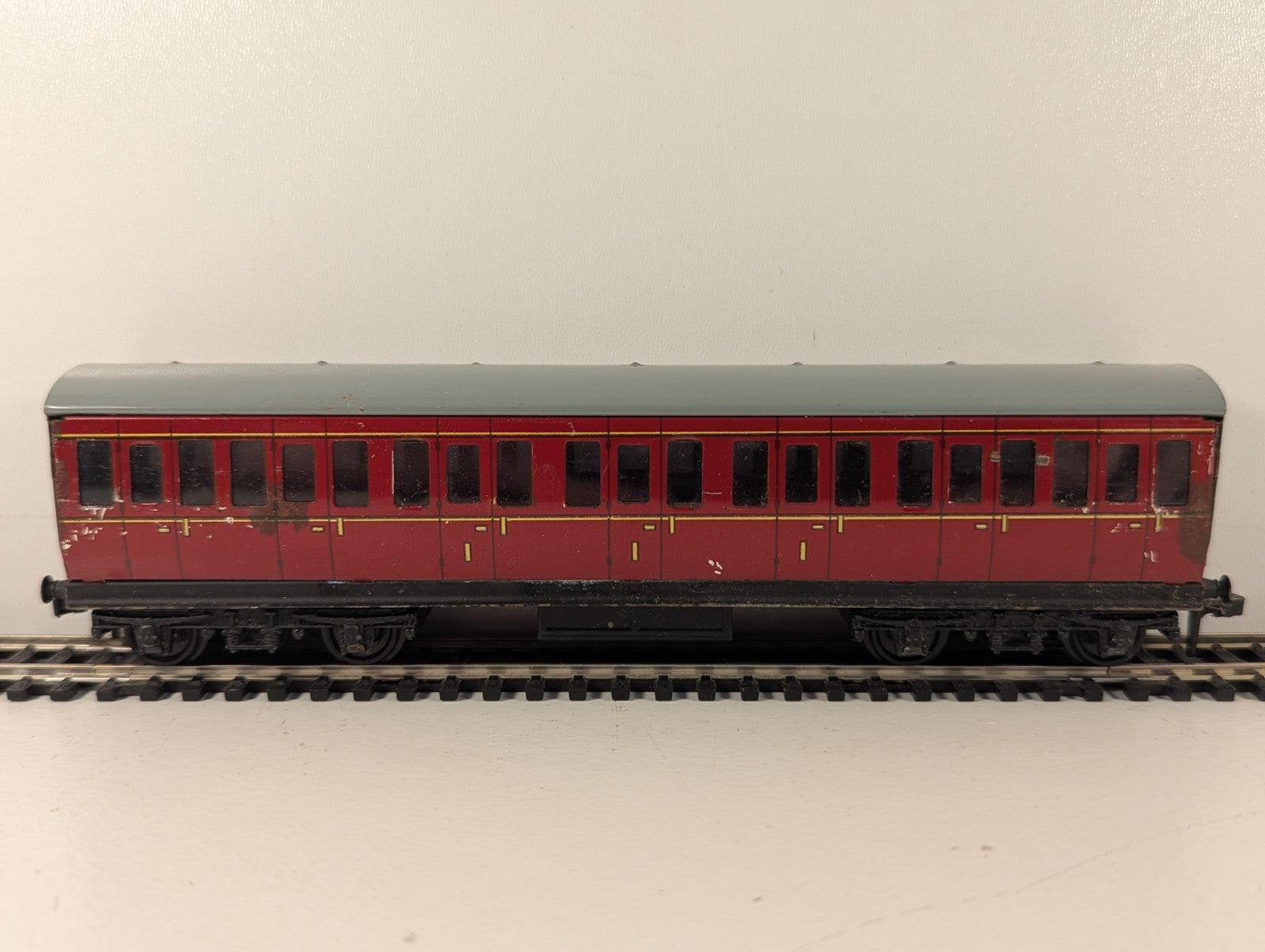 Hornby Dublo OO Gauge BR Mk1 Suburban Composite Coach Maroon