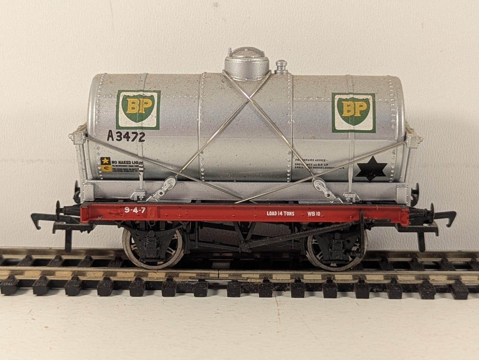 Bachmann OO Gauge 14 Ton Tank Wagon BP A3472 BP Silver 37-076