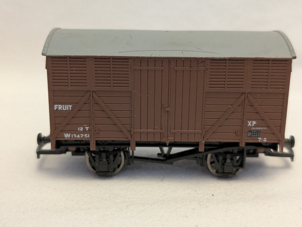 Hornby OO Gauge 12T Fruit Van Goods Wagon W134251 BR Bauxite R142