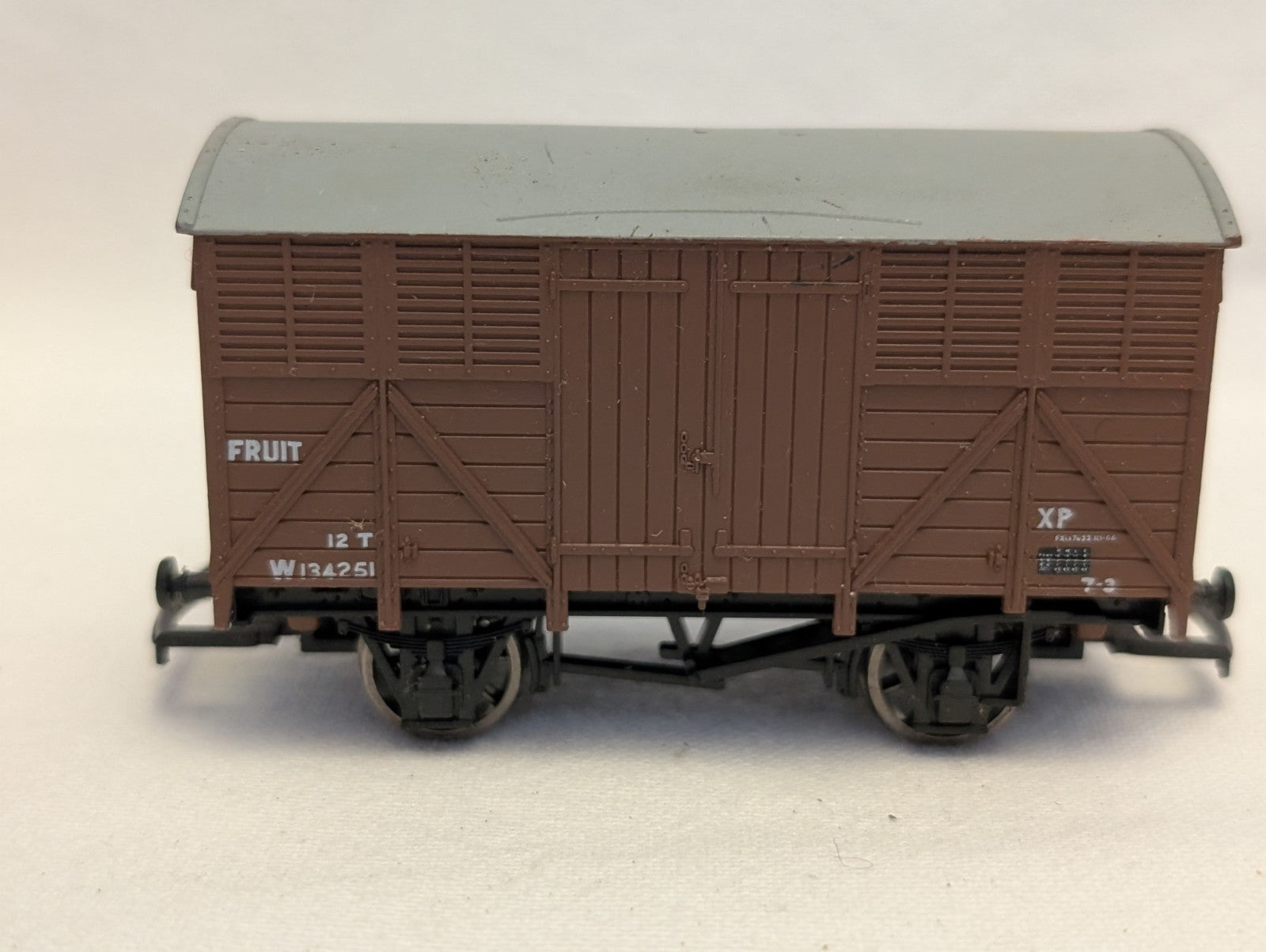 Hornby OO Gauge 12T Fruit Van Goods Wagon W134251 BR Bauxite R142