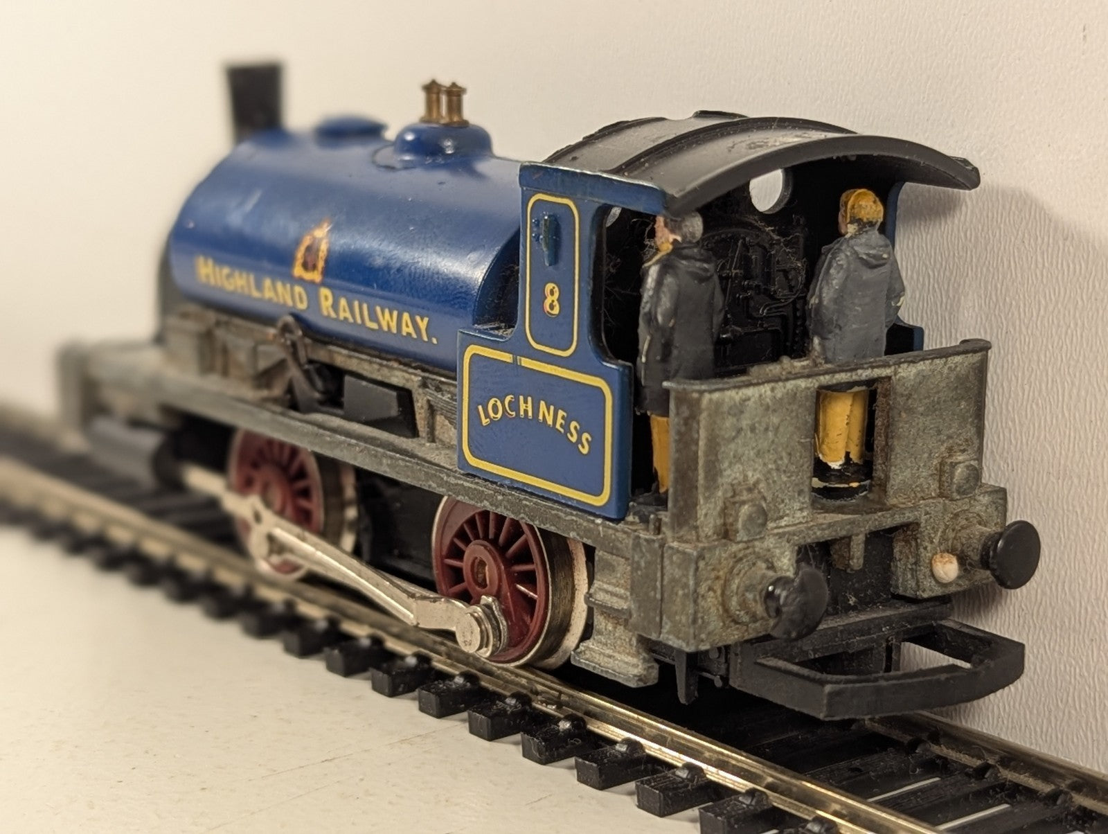 Hornby OO Gauge 0-4-0 Saddle Tank Loch Ness Steam Locomotive